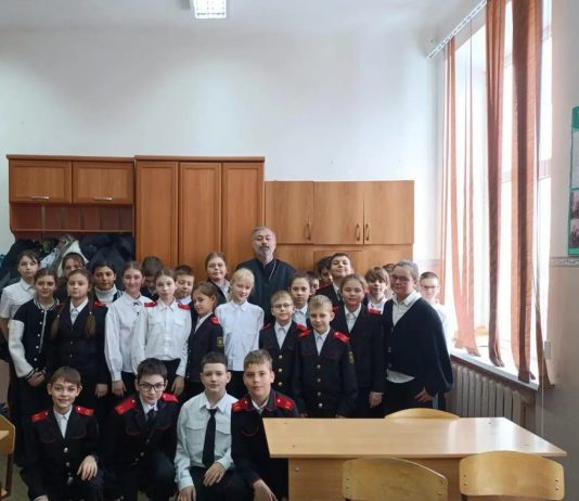Иерей Евгений Ромазева с учениками 4-го класса СОШ № 60 в Пашковке