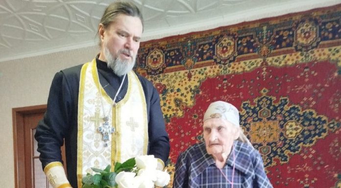 Протоиерей Андрей Драган поздравил старейшую прихожанку храма Вознесения Господня со 104-летием