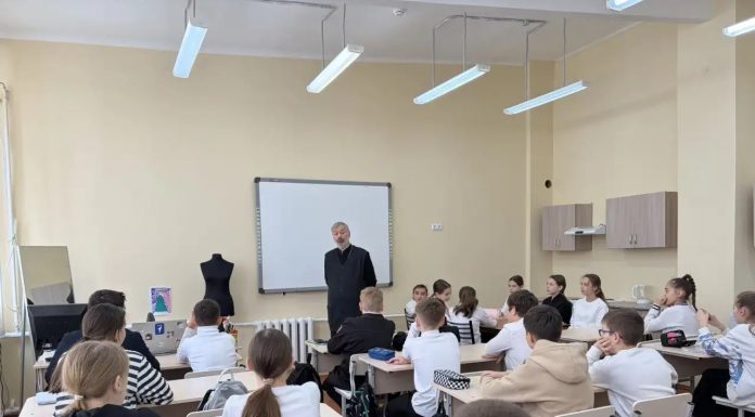Иерей Евгений Ромазев провел встречу с учениками школы № 60