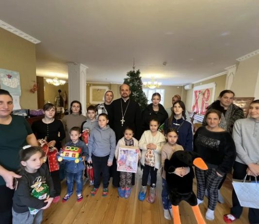 В Рождественско-Никольском храме хутора Николаенко поздравили подопечные семьи с Рождеством Христовым