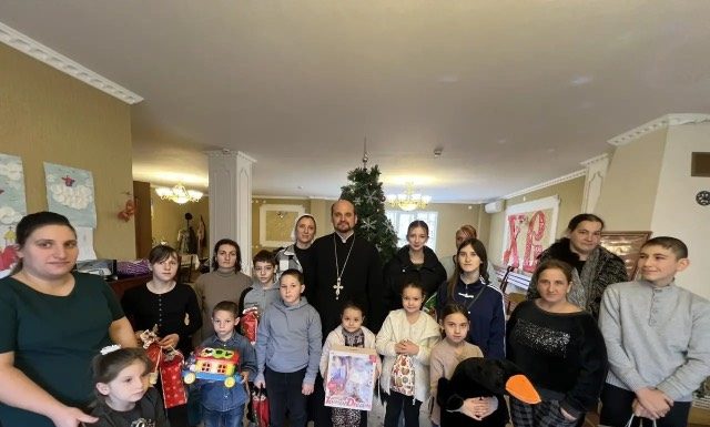 В Рождественско-Никольском храме хутора Николаенко поздравили подопечные семьи с Рождеством Христовым