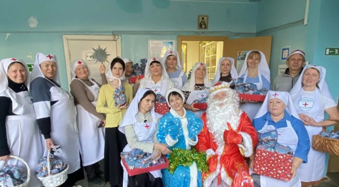 Общество милосердия Троицкого храма поздравило с Рождеством пациентов и сотрудников городской больницы