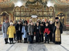 Активных воспитанников воскресной школы храма Святой Троицы ст. Динской наградили поездкой в Ледовый дворец