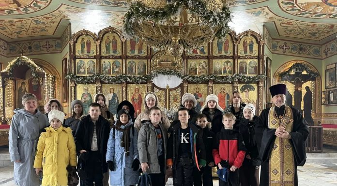 Активных воспитанников воскресной школы храма Святой Троицы ст. Динской наградили поездкой в Ледовый дворец