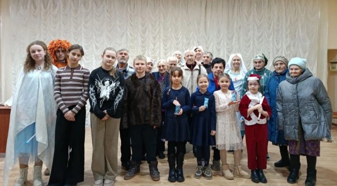 Воспитанники воскресной школы и сестры милосердия организовали праздник в интернате для престарелых и инвалидов