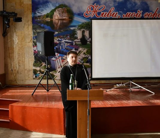 В Горячем Ключе священник выступил на круглом столе по профилактике сквернословия среди молодежи