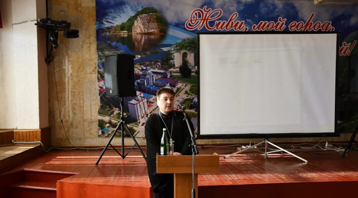 В Горячем Ключе священник выступил на круглом столе по профилактике сквернословия среди молодежи