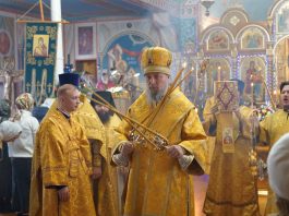 Митрополит Василий совершил Божественную литургию в Свято-Никольском храме поселка Ильский
