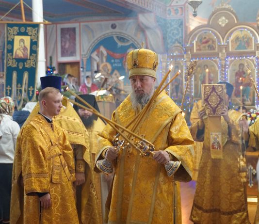 Митрополит Василий совершил Божественную литургию в Свято-Никольском храме поселка Ильский