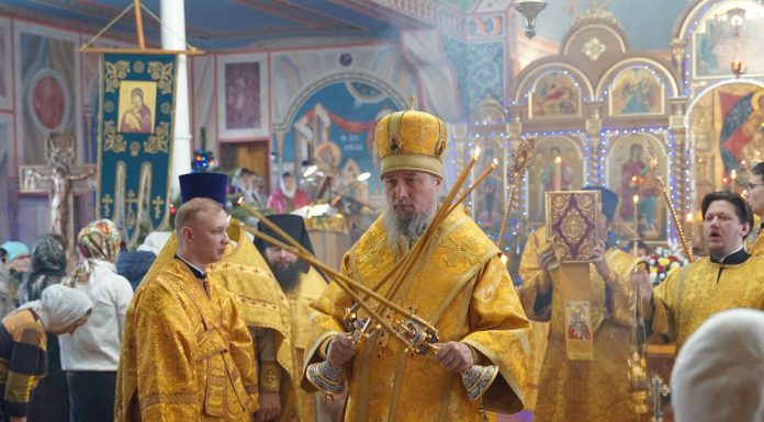 Митрополит Василий совершил Божественную литургию в Свято-Никольском храме поселка Ильский