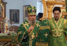 Митрополит Василий совершил Божественную литургию в Свято-Серафимовском храме