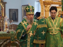 Митрополит Василий совершил Божественную литургию в Свято-Серафимовском храме