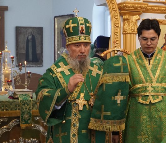 Митрополит Василий совершил Божественную литургию в Свято-Серафимовском храме