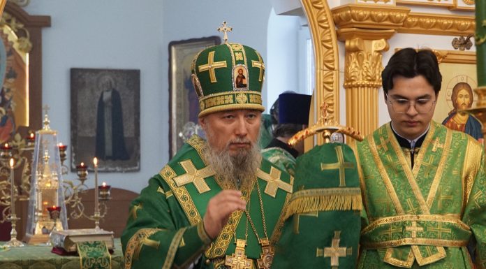 Митрополит Василий совершил Божественную литургию в Свято-Серафимовском храме