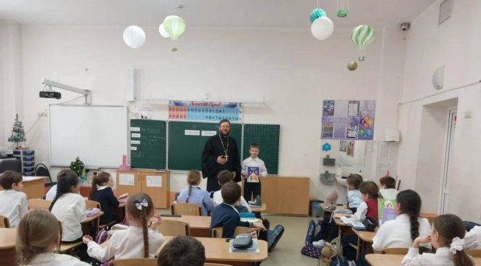 Иерей Андрей Тарасенко провёл духовные беседы в начальных классах МАОУ СОШ № 102
