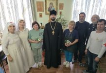 Сестры милосердия храма Святого Духа вместе с духовником поздравили с Рождеством Христовым пациентов и сотрудников хосписа