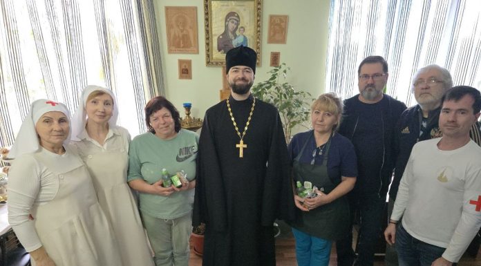 Сестры милосердия храма Святого Духа вместе с духовником поздравили с Рождеством Христовым пациентов и сотрудников хосписа