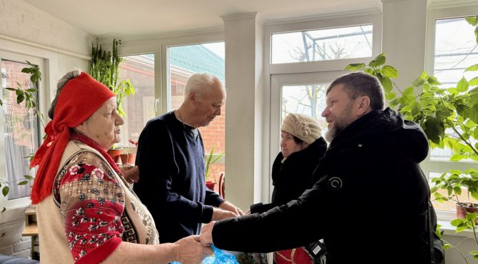 В станице Пластуновской поздравили с Рождеством Христовым тяжело больных прихожан