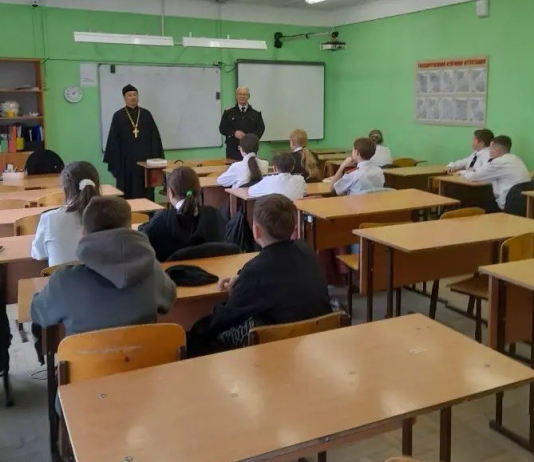 Иерей Вячеслав Ли провел урок в казачьем классе школе № 93