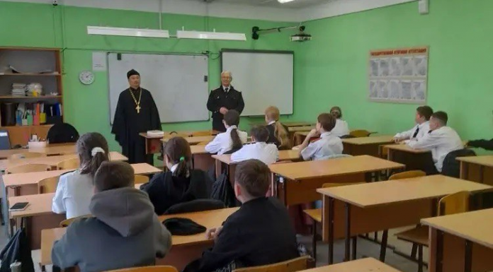 Иерей Вячеслав Ли провел урок в казачьем классе школе № 93