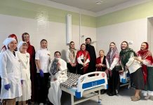 Молодежь храма святителя Спиридона поздравила пациентов больницы с Рождеством Христовым