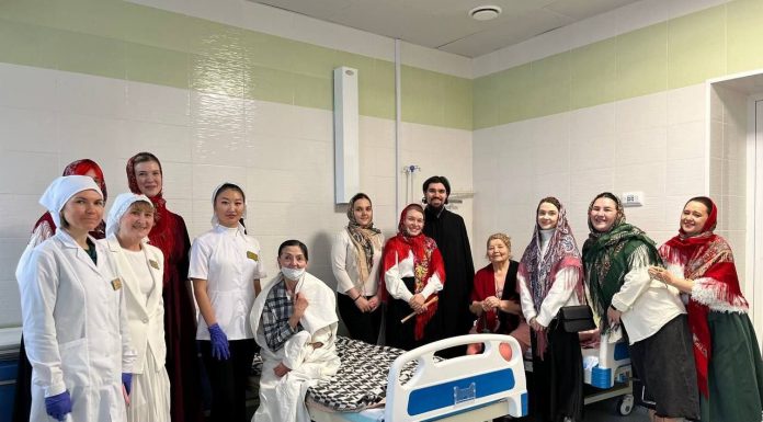 Молодежь храма святителя Спиридона поздравила пациентов больницы с Рождеством Христовым