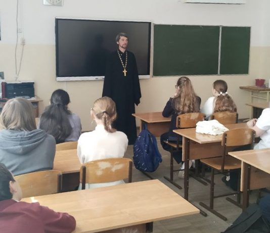 Иерей Александр Шигалев рассказал ученикам краснодарской школы № 47 о Божиих заповедях