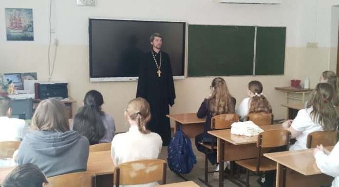Иерей Александр Шигалев рассказал ученикам краснодарской школы № 47 о Божиих заповедях