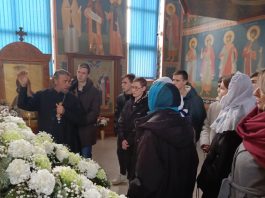 В храме Апшеронска священник провёл для студентов беседу о Крещении Господнем