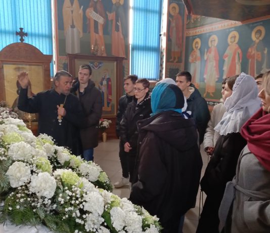 В храме Апшеронска священник провёл для студентов беседу о Крещении Господнем