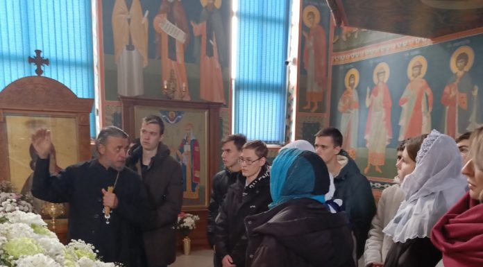 В храме Апшеронска священник провёл для студентов беседу о Крещении Господнем