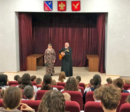 В Ейской епархии состоялся концерт диакона Михаила Околота, посвященный Дню православной молодежи