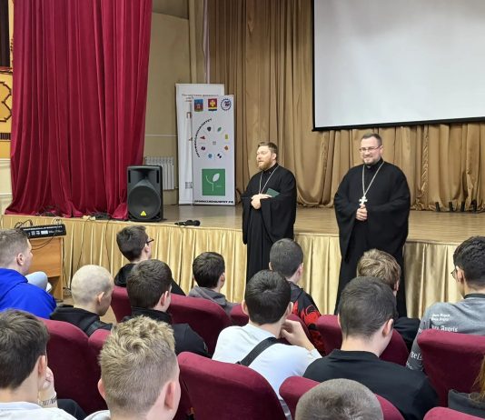 Священнослужители провели беседу со студентами Динского механико-технологического техникума