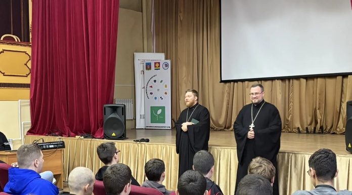 Священнослужители провели беседу со студентами Динского механико-технологического техникума