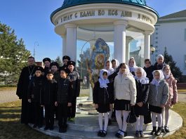 Юные казаки посетили храм Святой ТРоицы станицы Динской