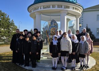 Юные казаки посетили храм Святой ТРоицы станицы Динской