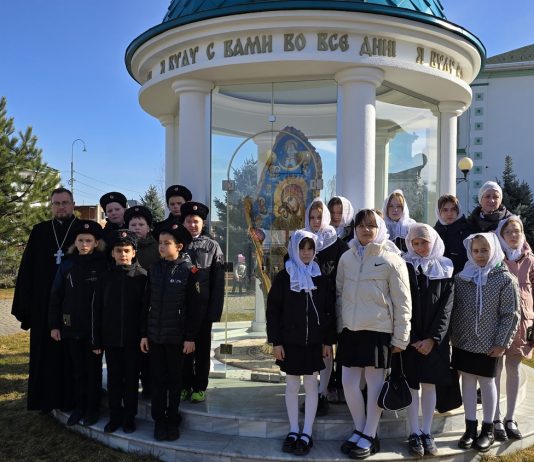 Юные казаки посетили храм Святой ТРоицы станицы Динской