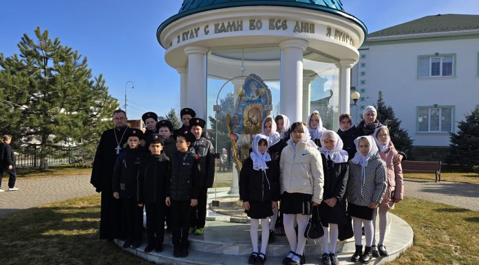 Юные казаки посетили храм Святой ТРоицы станицы Динской