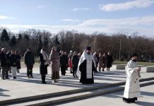 Духовенство храма святителя Спиридона Тримифунтского совершило заупокойное богослужение у мемориала в Чистяковской роще