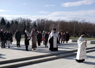 Духовенство храма святителя Спиридона Тримифунтского совершило заупокойное богослужение у мемориала в Чистяковской роще