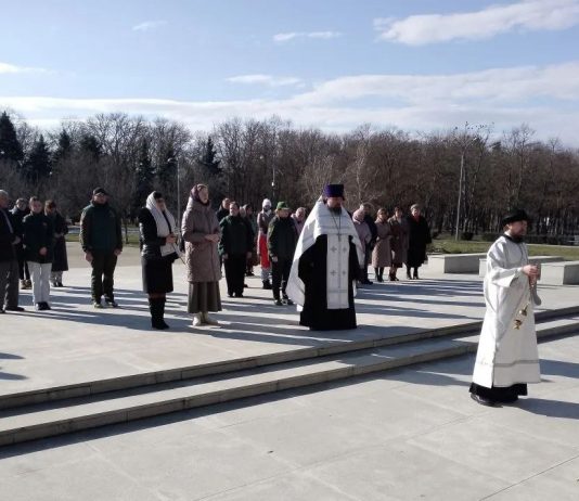 Духовенство храма святителя Спиридона Тримифунтского совершило заупокойное богослужение у мемориала в Чистяковской роще