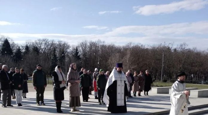 Духовенство храма святителя Спиридона Тримифунтского совершило заупокойное богослужение у мемориала в Чистяковской роще