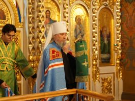 Митрополит Василий совершил Всенощное бдение в Свято-Троицком соборе города Краснодара