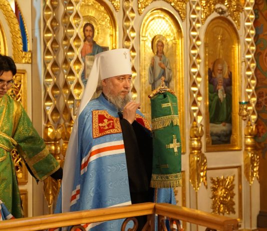 Митрополит Василий совершил Всенощное бдение в Свято-Троицком соборе города Краснодара