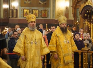 Митрополит Василий в сослужении митрополита Филиппа совершил Божественную литургию в Свято-Екатерининском кафедральном соборе