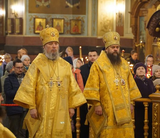 Митрополит Василий в сослужении митрополита Филиппа совершил Божественную литургию в Свято-Екатерининском кафедральном соборе