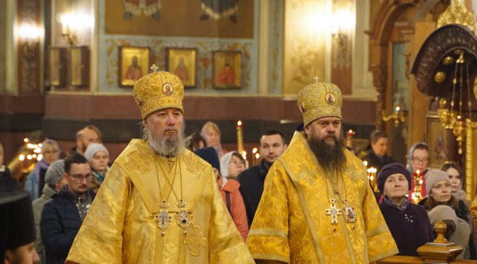 Митрополит Василий в сослужении митрополита Филиппа совершил Божественную литургию в Свято-Екатерининском кафедральном соборе