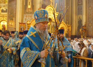 Митрополит Екатеринодарский и Кубанский Василий совершил Божественную литургию в Свято-Екатерининском кафедральном соборе города Краснодара.