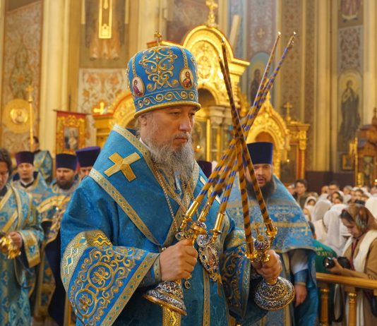 Митрополит Екатеринодарский и Кубанский Василий совершил Божественную литургию в Свято-Екатерининском кафедральном соборе города Краснодара.