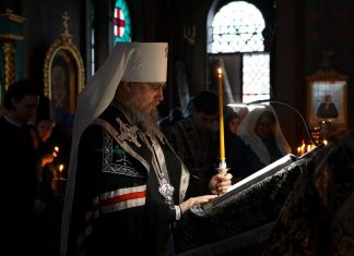 Митрополит Василий совершил Великое повечерие с чтением второй части канона преподобного Андрея Критского в Свято-Троицком соборе